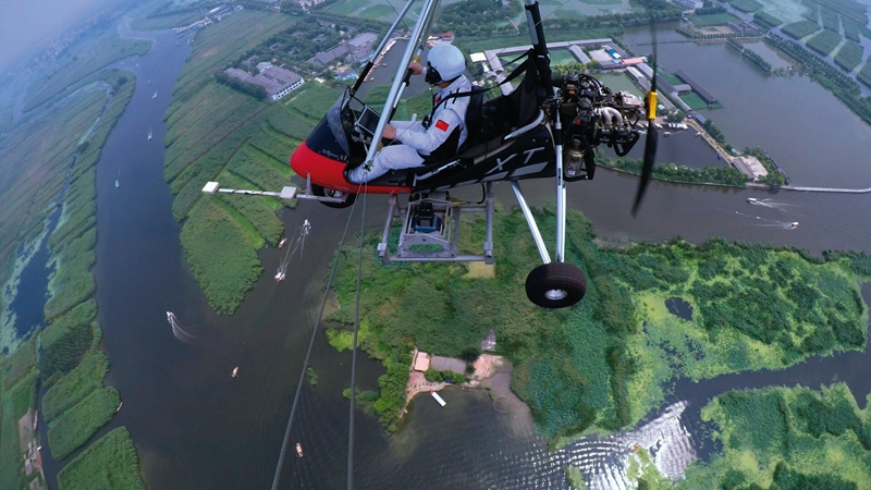 測繪地理信息工作人員利用三角翼在白洋淀進(jìn)行航空測繪,為雄安新區(qū)規(guī)劃、選址和建設(shè)提供保障服務(wù) 測繪地理信息工作人員利用三角翼在白洋淀進(jìn)行航空測繪,為雄安新區(qū)規(guī)劃、選址和建設(shè)提供保障服務(wù)