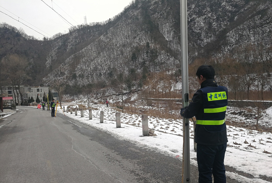 國測一大隊的技術(shù)人員正在進行二等水準(zhǔn)測量 國測一大隊的技術(shù)人員正在進行二等水準(zhǔn)測量